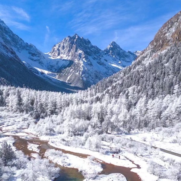 【冰雪|理小路环线】360°无死角的美！雪山冰瀑雾凇，这条雪山下的景观大道美成仙境